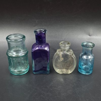 купить Набор из четырех флаконов различных форм и цветов, стекло, Европа, 1900-1940 гг.