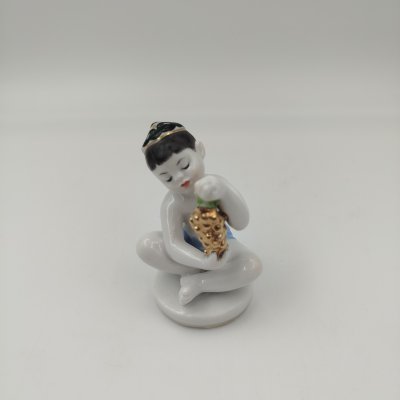купить Статуэтка "Мальчик с виноградом" из серии "Счастливое детство", скульптор Г.С. Столбова, художник Е.Н. Лупанова, фарфор, роспись, золочение, Ленинградский фарфоровый завод (ЛФЗ), СССР, 1950-1960 гг.