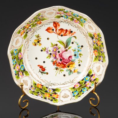 купить Блюдо (дуршлаг) для подачи фруктов и ягод, с прорезным бортом и отверстиями на дне, фарфор, деколь, золочение, Западная Европа, 1930-1970 гг.