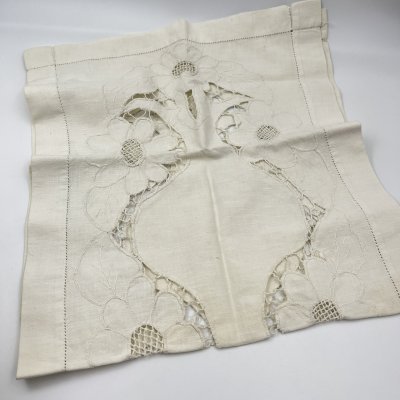 купить Салфетка-дорожка с цветочным мотивом, выполненная в технике ришелье, ткань, вышивка ришелье, машинное ткачество, ручная вышивка, Россия, 1920-1940 гг.