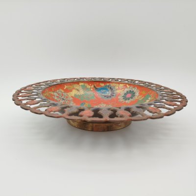 купить Конфетница (фруктовница) в восточном стиле с прорезным бортом, украшенная растительным декором, латунь, холодные эмали, гравировка, Индия, 1980-1990 гг.