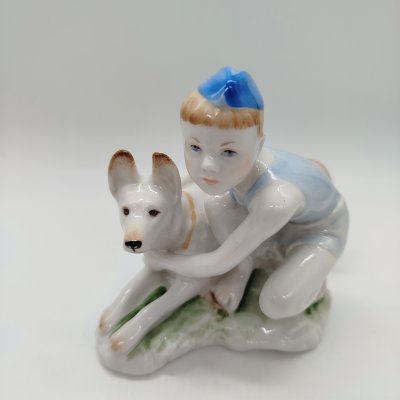 купить Статуэтка "Юный пограничник с собакой", скульптор Г.С. Столбова, фарфор, роспись, Ленинградский фарфоровый завод (ЛФЗ), СССР, 1960-1980 гг.