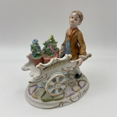 купить Статуэтка "Мальчик с тележкой цветов", фарфор, роспись, Европа, 2000-2015 гг.