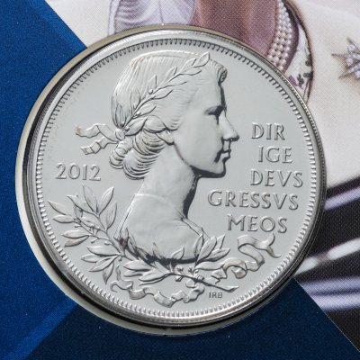Купить Великобритания 5 фунтов (pounds) 2012 "60 лет правления королевы Елизаветы II" в буклете