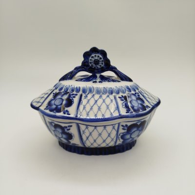 купить Шкатулка (конфетница) овальной формы с растительным декором, фарфор, роспись, Объединение «Гжель», СССР, 1972-1985 гг.