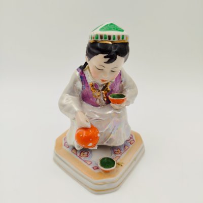 купить Статуэтка "Маленькая хозяйка" (Узбечка с чайником), скульптор О.М. Богданова, фарфор, роспись, люстр, золочение, Дулевский фарфоровый завод (Дулёво), СССР, 1960 г.