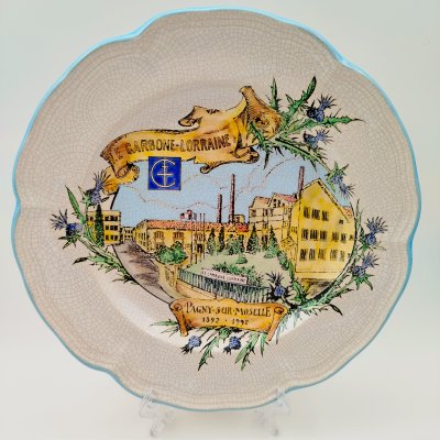купить Тарелка декоративная "Le Carbone Lorraine" (историческое предприятие в коммуне "Паньи-Сюр-Мозель"), фаянс, деколь, кракелюр, Manufacture des Emaux de Longwy 1798, Франция, 1992 г.