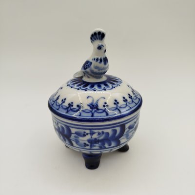 купить Сахарница(шкатулка) с фигурной ручкой, фарфор, роспись, Объединение «Гжель», Россия, 1991-2010 гг.