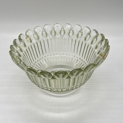 купить Конфетница круглой формы с фигурным краем, стекло, Уршельский стеклозавод имени 10-й годовщины Октября, СССР, 1963-1968 гг.