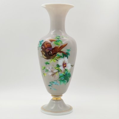 купить Ваза с изображением птицы среди цветущих ветвей на тулове, стекло, молочное, крытье, роспись, золочение, Западная Европа, 1900-1950 гг.