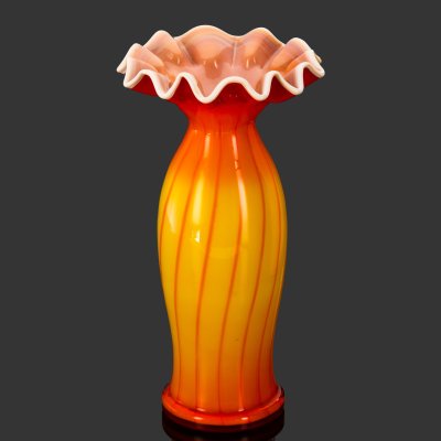 купить Ваза "Калинка" с фестончатым краем, автор Кучинская Людмила Александровна, стекло, сульфидно-цинковое, гутная техника, Стекольный завод «Красный май», СССР, 1960-1970 гг.