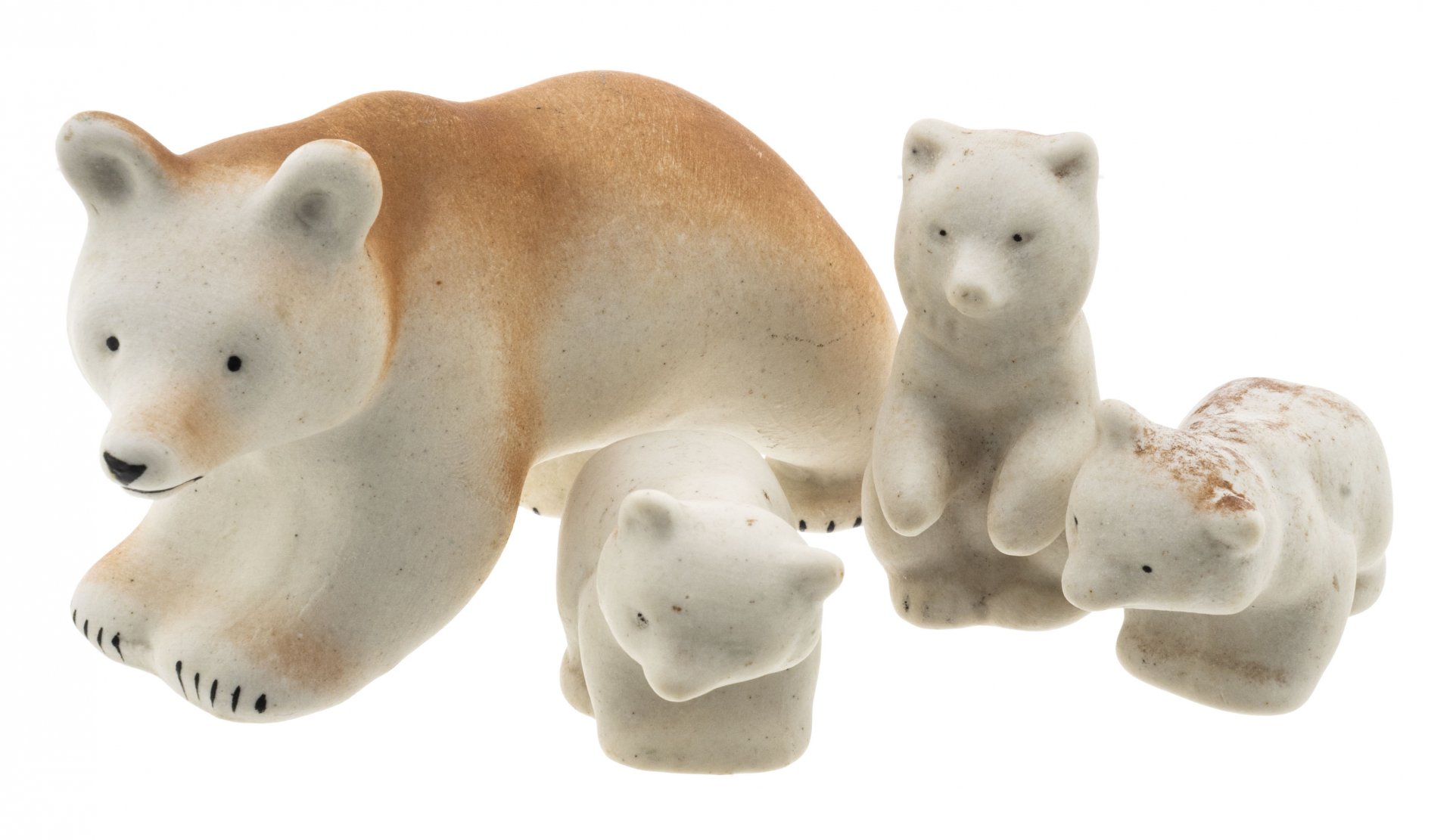 Фарфоровый белый медведь лзфи. Статуэтка "медведь". Фарфоровые статуэтки ссср медвежата. В коллекции у наташи 86 фигурок медведей. Статуэтка "медведь".