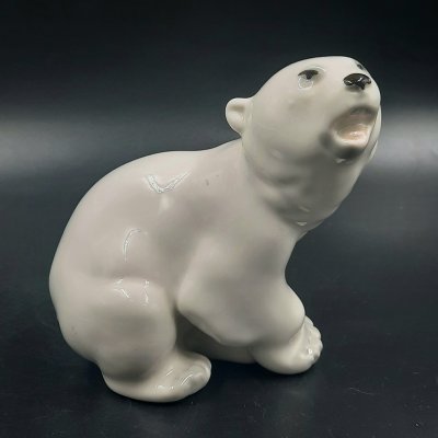 купить Статуэтка "Белый медведь", скульптор Б.Я. Воробьев, фарфор, роспись, Ленинградский фарфоровый завод (ЛФЗ), СССР, 1970-1992 гг.