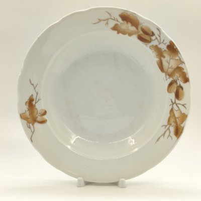 купить Тарелка суповая, украшенная декором с дубовыми ветками, фарфор, трафарет, роспись, золочение, Фарфоровый завод «Пролетарий» (Бронница, Мста), СССР, 1945-1950 гг.