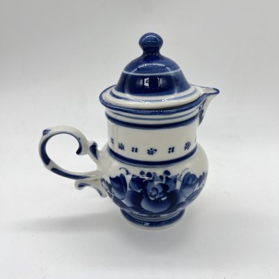 купить Молочник с крышкой с расписным цветочным декором (крышка в подборе), авт. Рогов, исп. Булычева, фарфор, роспись, Россия, 1990-2010 гг.