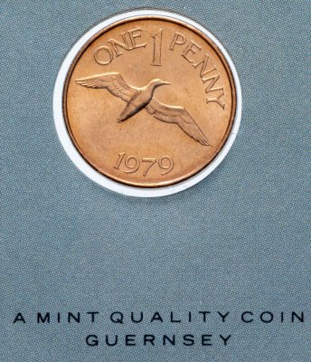 купить Серия "Птицы на монетах мира" - Гернси 1 пенни (penny) 1979 (в буклете)
