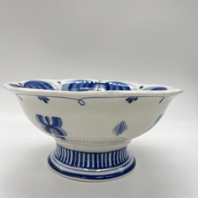 купить Конфетница круглой формы на ножке с расписным декором, фарфор, роспись, Объединение «Гжель», СССР, 1972-1985 гг.