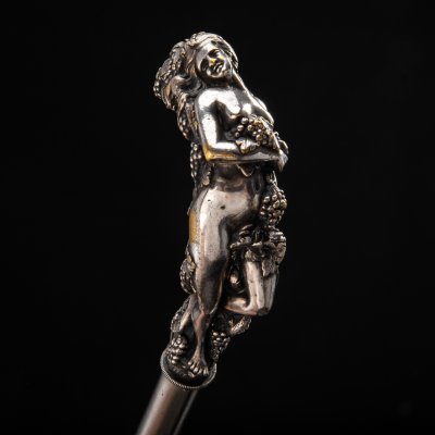 купить Трость с набалдашником в виде фигуры обнаженной девушки, обвитой виноградными гроздьями, дерево, металл, Европа, 1900-1940 гг.