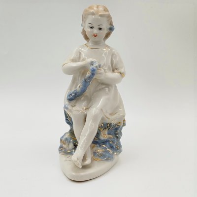купить Статуэтка "Девочка с венком", скульптор Т. Н. Сапожникова, фарфор, роспись, золочение, Турыгинский фарфоровый завод артели «Художественная керамика» (Гжель), СССР, 1950-1960 гг.
