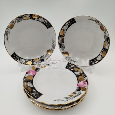 купить Набор блюдец и десертных тарелок (5 предметов в подборе) из сервиза "Роза в вечернем саду", форма "Тюльпан", автор формы С.Е. Яковлева, автор росписи Л.Р. Афанасьева, фарфор, роспись, деколь, золочение, Ленинградский фарфоровый завод (ЛФЗ), СССР, 1986-1991 гг.