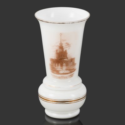 купить Ваза "ВСХВ" с изображением Павильона № 1 «Центрального», построенного по проекту архитекторов Ю. Щуко, Е. Столярова, молочное стекло, фотодеколь, золочение, СССР, 1954-1960 гг.