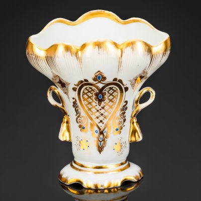 купить Ваза для цветов с сердцеобразный декором и фигурными ручками, фарфор, золочение, Франция, 1890-1920 гг.