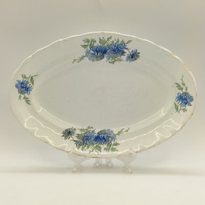 купить Сервировочное блюдо овальной формы, декорированное изображением хризантем, фаянс, деколь, золочение, Конаковский фаянсовый завод им. М.И. Калинина (ЗиК Конаково), СССР, 1946-1952 гг.