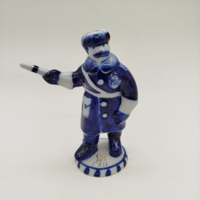 купить Статуэтка "инспектор ГАИ" с надписью "60 лет ГАИ", фарфор, роспись, Объединение «Гжель», Россия, 1996 г.