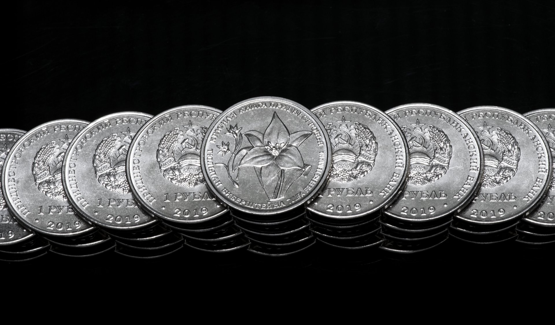 Серебряная монета какая. Монеты тюльпан Приднестровья. Монета Приднестровья серебро унция. Серебряная монета. Монетка серебро.