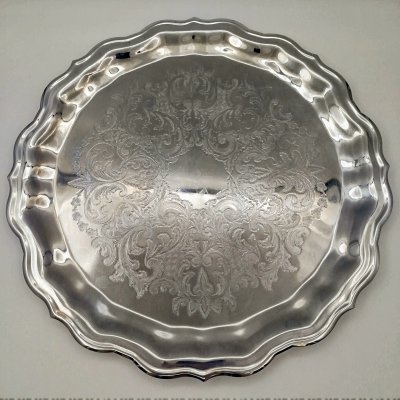 купить Поднос с растительным орнаментом и фигурным бортом, металл, Кольчугинский завод цветных металлов, СССР, 1970-1990 гг.