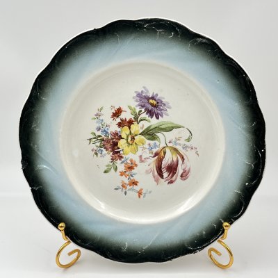 купить Тарелка с зеленым бортом и цветочной композицией в центре, фаянс, аэрография, деколь, Российская империя, 1900-1915 гг.