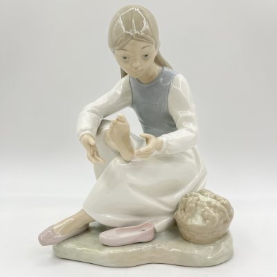 купить Статуэтка "Девочка, осматривающая ногу", в стилистике Lladro, фарфор, роспись, Испания, 1970-2000 гг.