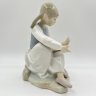 Купить Статуэтка "Девочка, осматривающая ногу", в стилистике Lladro, фарфор, роспись, Испания, 1970-2000 гг.