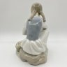 Купить Статуэтка "Девочка, осматривающая ногу", в стилистике Lladro, фарфор, роспись, Испания, 1970-2000 гг.