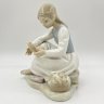 Купить Статуэтка "Девочка, осматривающая ногу", в стилистике Lladro, фарфор, роспись, Испания, 1970-2000 гг.