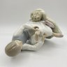 Купить Статуэтка "Девочка, осматривающая ногу", в стилистике Lladro, фарфор, роспись, Испания, 1970-2000 гг.