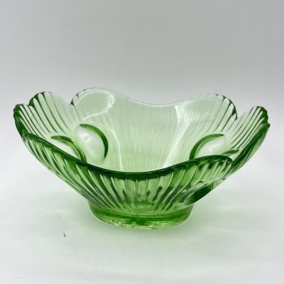 купить Вазочка (конфетница) зеленого оттенка с фигурными краями, стекло, СССР, 1970-1990 гг.