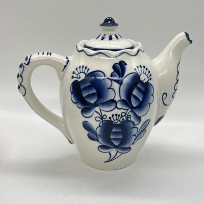 купить Чайник заварочный с расписным цветочным декором (крышка в подборе), фарфор, роспись, Объединение «Гжель», СССР, 1972-1985 гг.