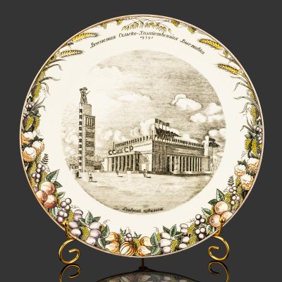 купить Блюдо "Главный павильон ВСХВ. 1939 г.", автор Т.З. Подрябинников, фаянс, трафарет, деколь с подрисовкой, золочение, Конаковский фаянсовый завод им. М.И. Калинина (ЗиК Конаково), СССР, 1939-1946 гг.