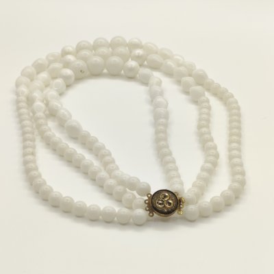 купить Ожерелье винтажное, состоящее из трех нитей с бусинами разного размера и формы, пластик, металл, Россия, 1980-2000 гг.