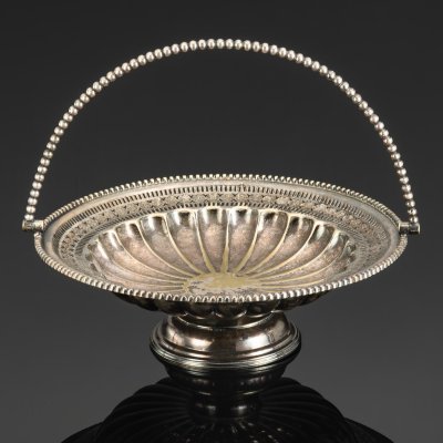 купить Фруктовница в виде рифленой чаши с прорезным бортом и ручкой, металл, серебрение, Западная Европа, 1890-1920 гг.