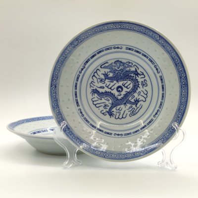 купить Пара суповых тарелок, украшенных изображением дракона с огненной жемчужиной и традиционным рельефным декором "рисовое зерно", фарфор, деколь, Фарфор Цзиндэчжэнь, Китай, 1980-1990 гг.
