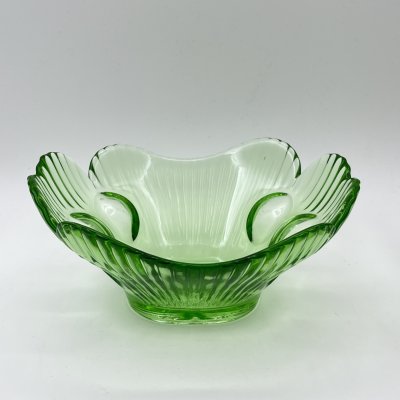 купить Вазочка (конфетница) зеленого оттенка с фигурными краями, стекло, СССР, 1970-1990 гг.