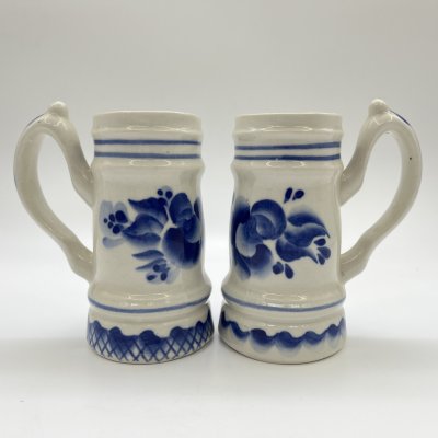 купить Набор из 2-х маленьких пивных кружек, украшенных цветочным декором, фарфор, роспись, Московский завод «Изолятор», СССР, 1970-1990 гг.