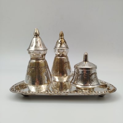 купить Набор для специй с растительным декором (перечница, солонка, горчичница) на треугольном подносе, латунь, серебрение, гравировка, Индия, 1960-1980 гг.