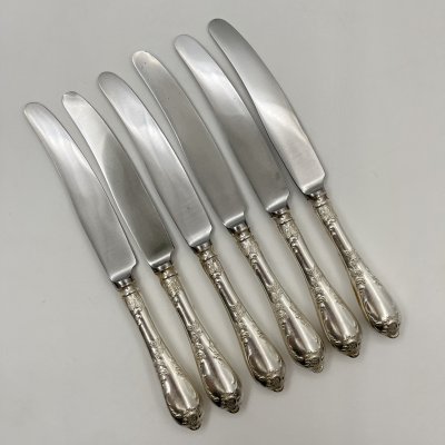 купить Набор из 6-ти столовых ножей, украшенных растительным декором, мНЦ (медь-никель-цинк), нержавеющая сталь, Вольнянский завод столовых приборов им. Шевченко (ЗiШ, ЗиШ), СССР, 1950-1970 гг.