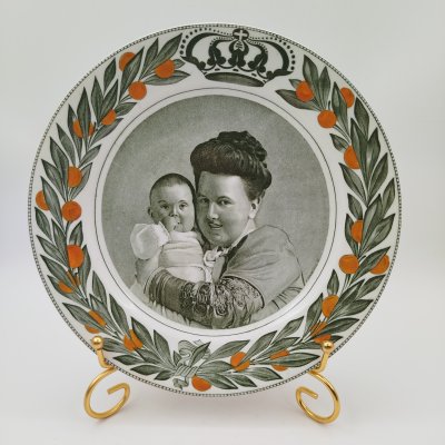 купить Тарелка декоративная (настенная), "Королева Нидерландов Вильгельмина с принцессой Юлианой на руках", П. Сонневиль, Sphinx Maastricht, фарфор, деколь, Бельгия, 1920-1950 гг.