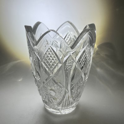 купить Ваза для цветочного букета в виде бутона тюльпана с резным декором, хрусталь, алмазная грань, СССР, 1970-1990 гг.