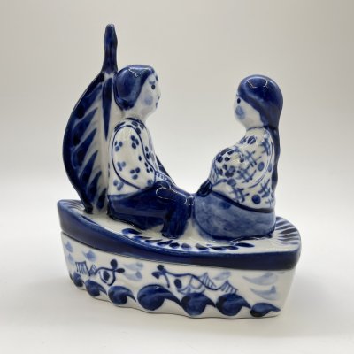 купить Статуэтка (шкатулка) "Свидание", роспись Кустикова Г., фарфор, Россия, 2000-2010 гг.