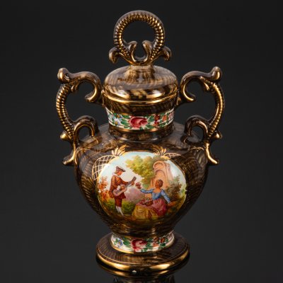 купить Ваза с крышкой, украшенная изображением галантной сцены, H. Bequet Quaregnon, фаянс, деколь, золочение, Бельгия, 1960-1970 гг.